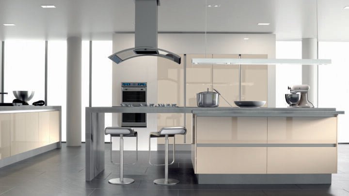 Modern Zurfiz kitchen with light-coloured cabinets, island, and bar stools.
