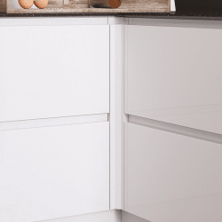 Close-up of Jayline white kitchen cabinets internal corner posts.