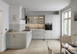 Modern kitchen with Stratto light grey doors and a dining area.